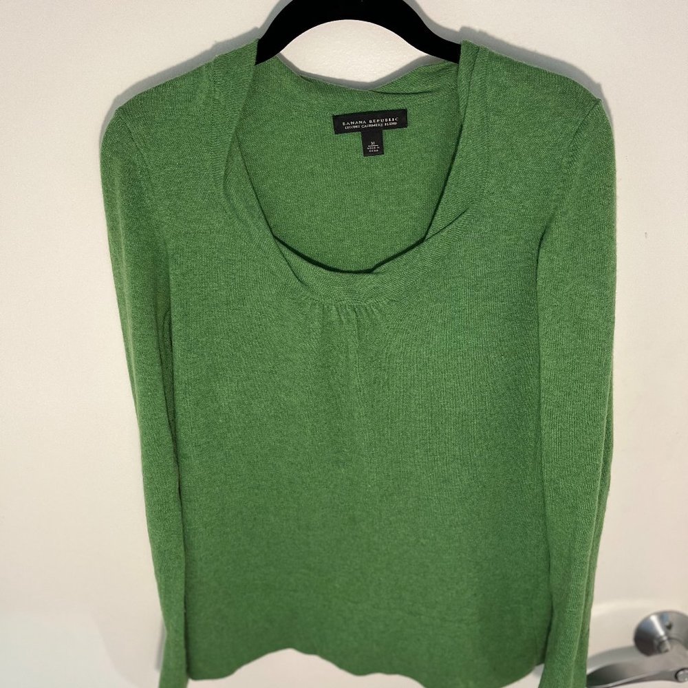 Green Cashmere sweater, scoopneck